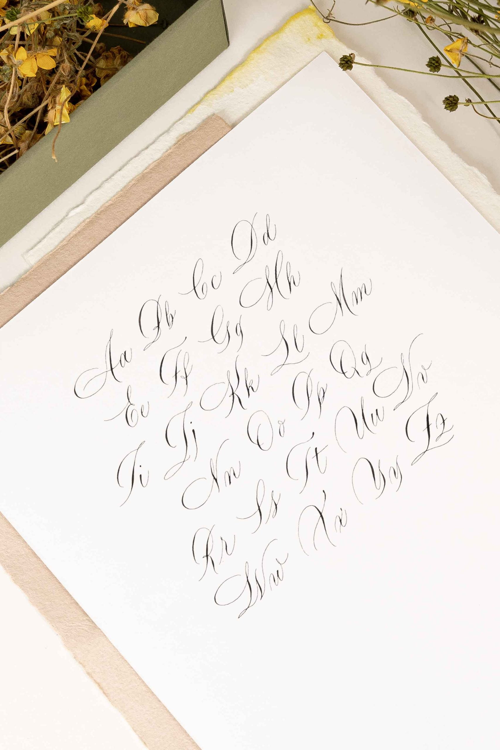 caiet de caligrafie pentru practicarea literelor mici