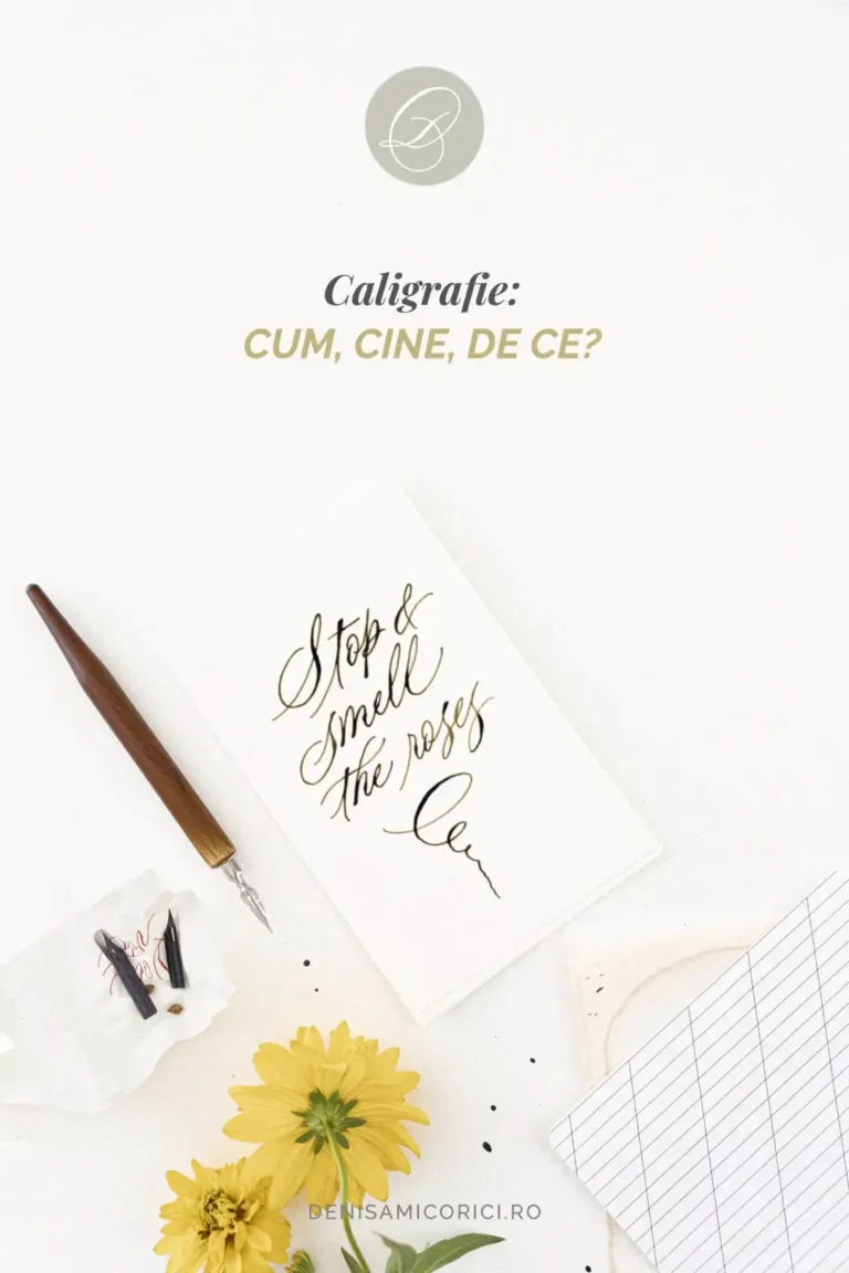 Grafică de blog cu textul Caligrafie: CUM, CINE, DE CE? alături de o felicitare caligrafiată Stop & Smell the roses, toc din lemn și flori galbene