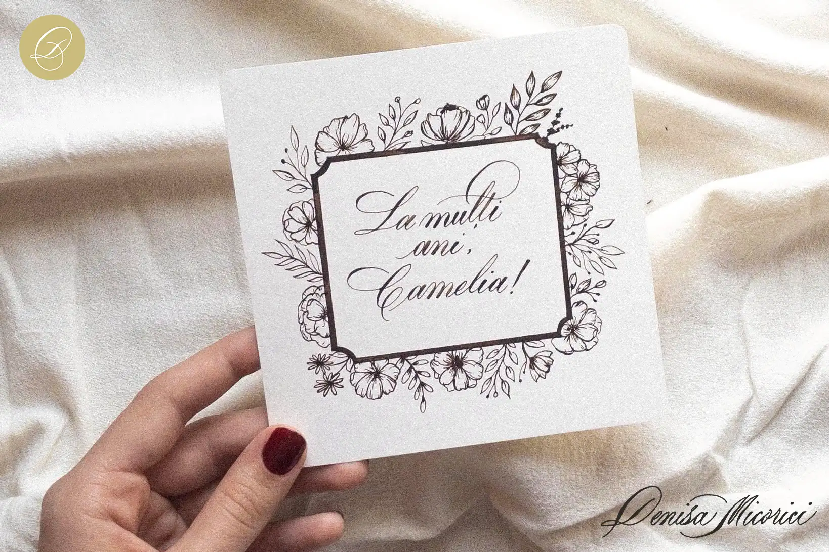 Felicitare personalizată de ziua de naștere caligrafiată manual cu textul La mulți ani, Camelia! și chenar floral