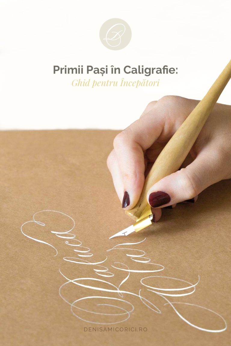 Mana cu un toc oblic bej si o penita flexibila care scrie caligrafie.