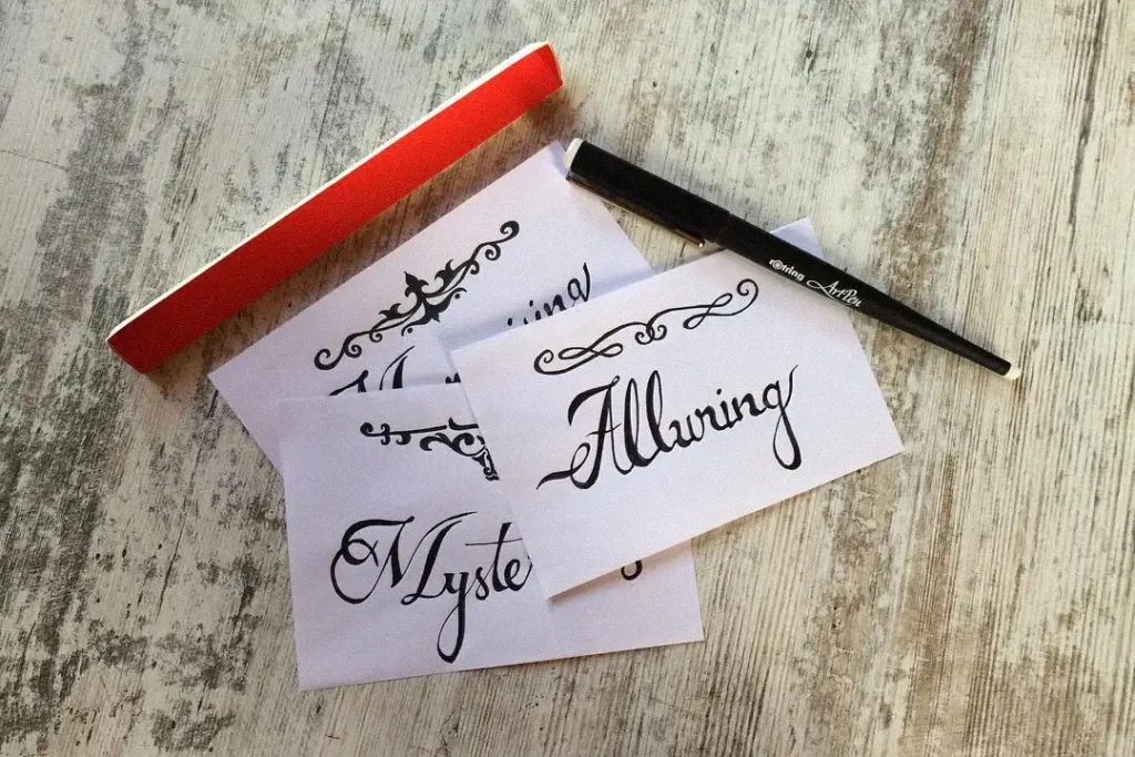 Stilou Rotring ArtPen pe carduri de hârtie caligrafiate manual cu cuvintele Alluring și Mysterious de Denisa Micorici