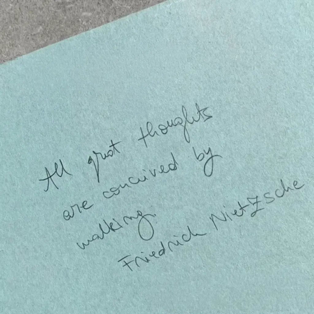 Citat de Friedrich Nietzsche scris cu un scris de mână simplu și obișnuit pe hârtie albastră