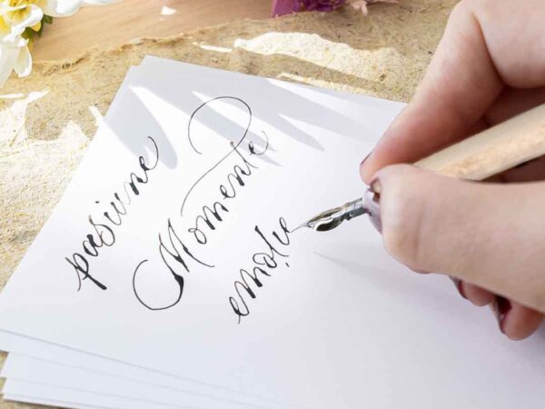 set de caligrafie de baza cu materialele de lucru necesare pentru a incepe