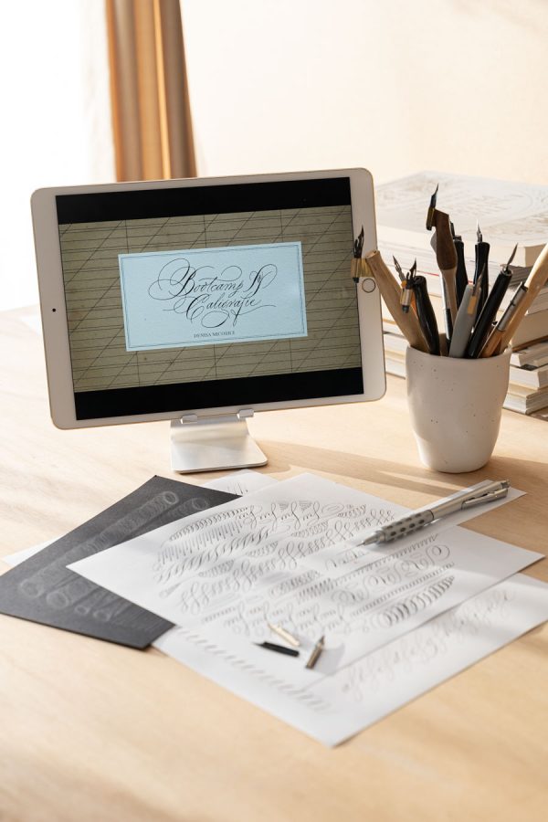 Curs de caligrafie in tehnica penitei flexibile conceput sub forma unui bootcamp de 10 zile.