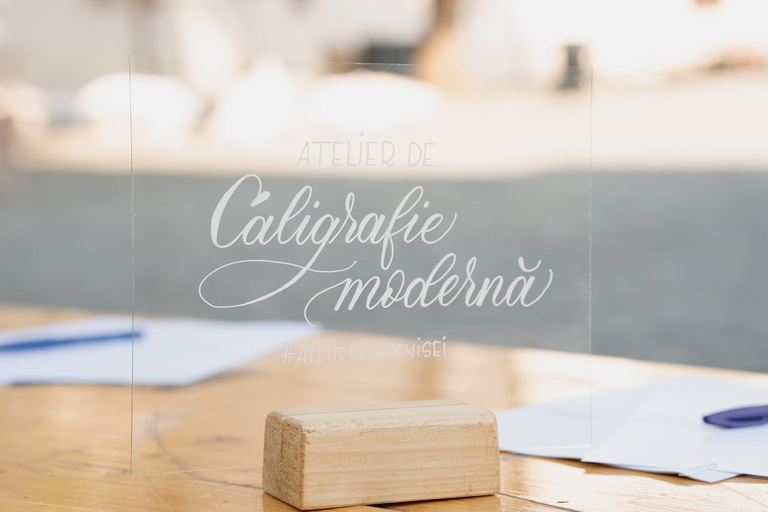 Participanți la atelierul de caligrafie