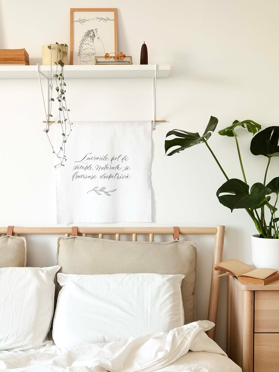 Banner textil caligrafiat, decor de dormitor