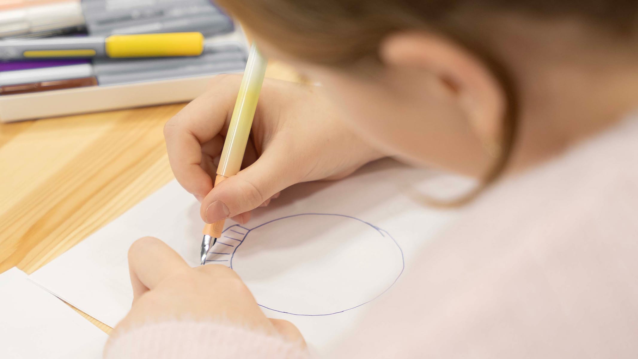 Copil exersând caligrafia într-un atelier creativ