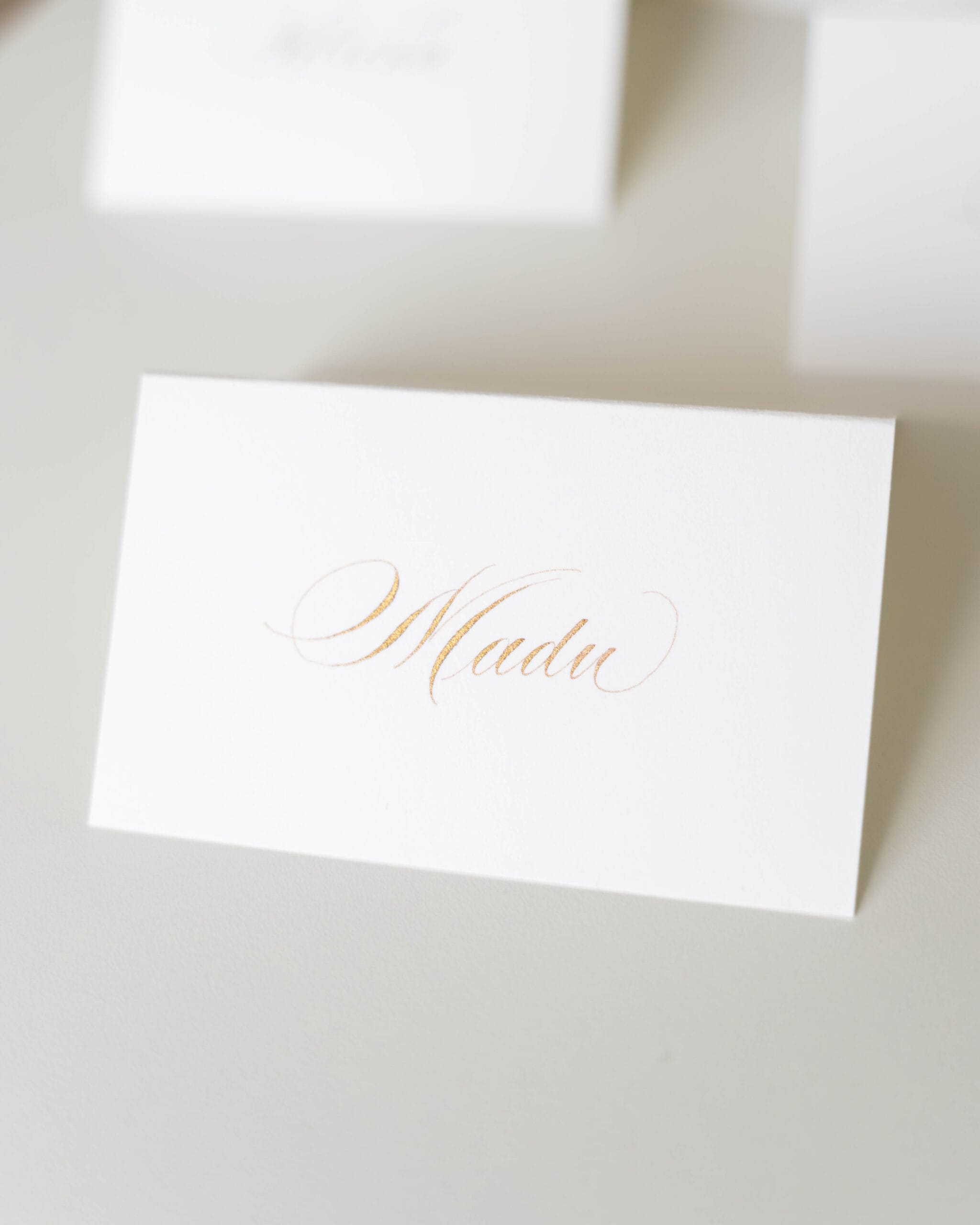 Place card de nuntă cu caligrafie aurie