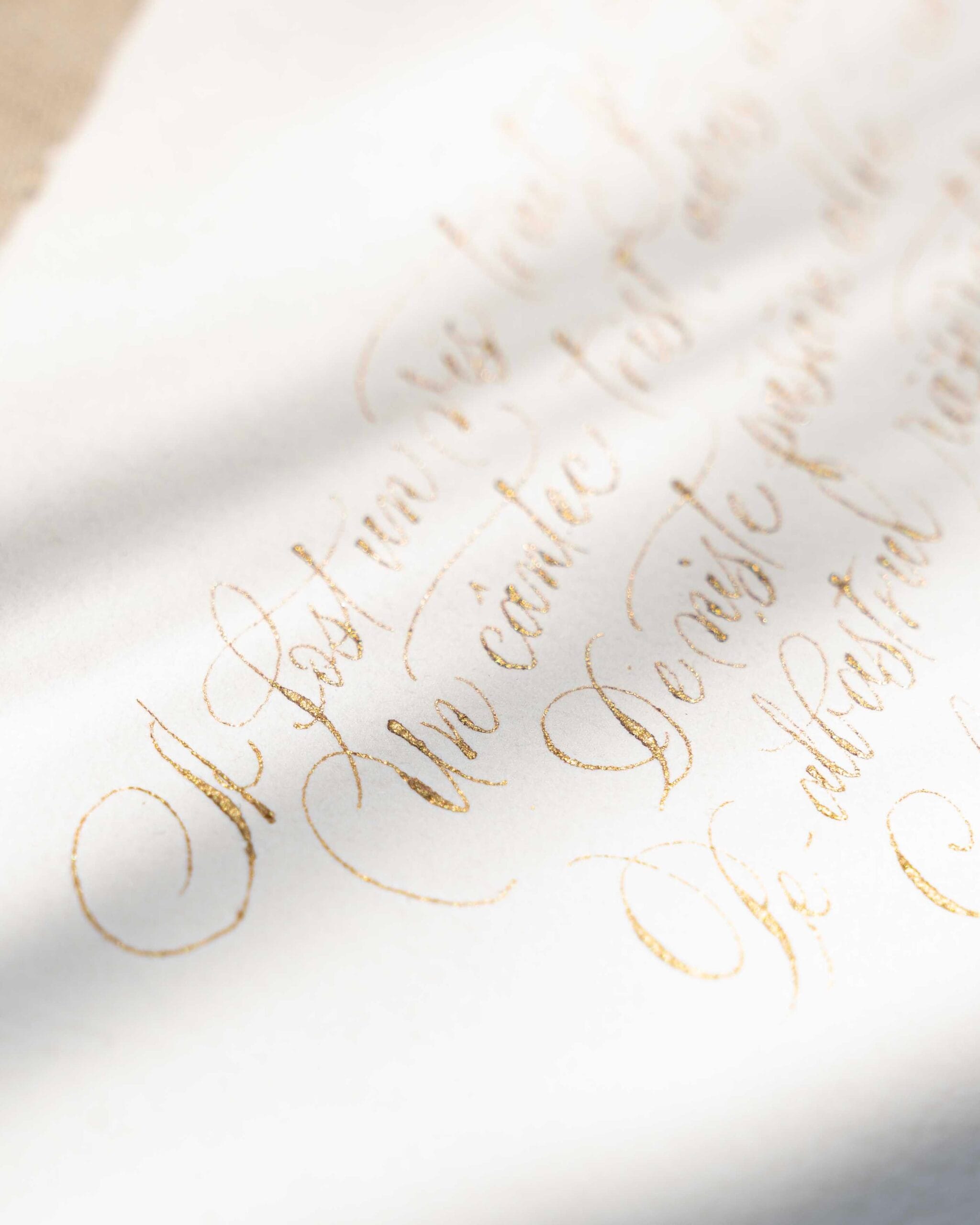 Poezie caligrafiată cu auriu pe hârtie handmade