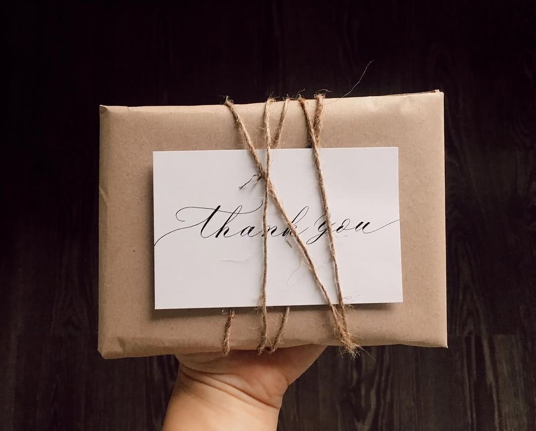 Thank you card caligrafiat pe pachet de hârtie kraft