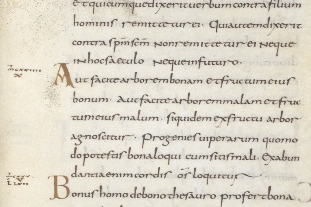 Pagină de manuscris medieval din Evangheliarul din Nevers scrisă în minusculă carolingiană cu inițiale aurii