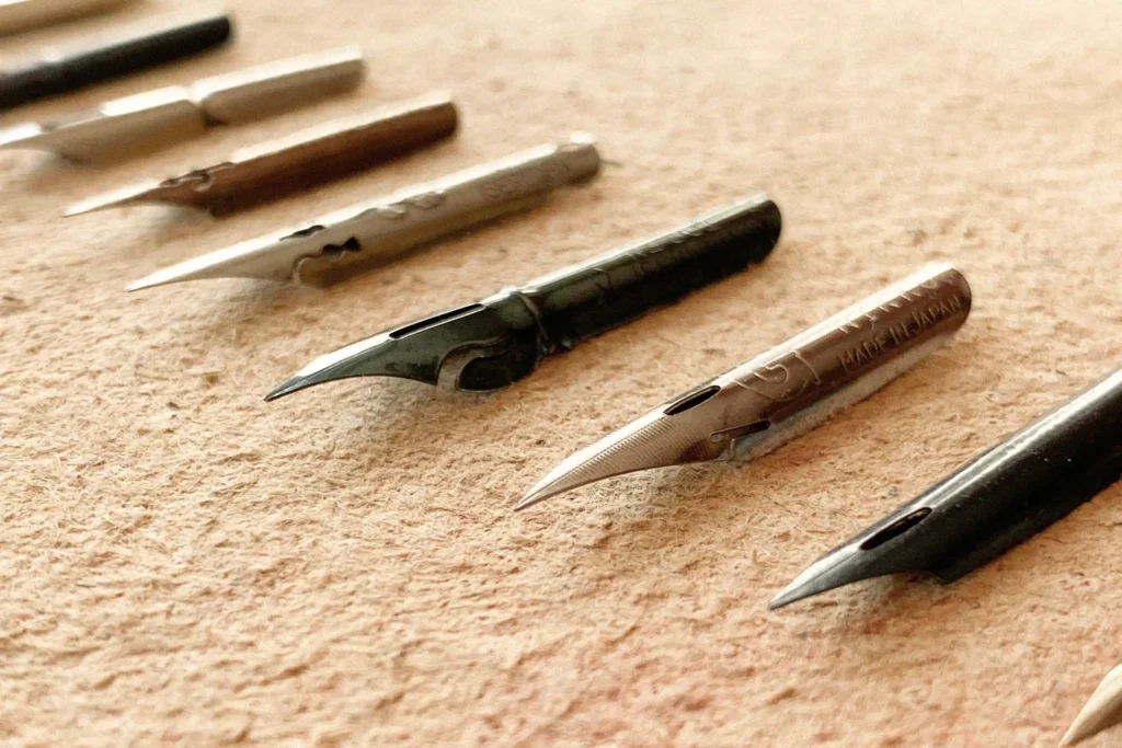 Aliniere de penițe flexibile metalice pentru caligrafie modernă pe hârtie texturată craft
