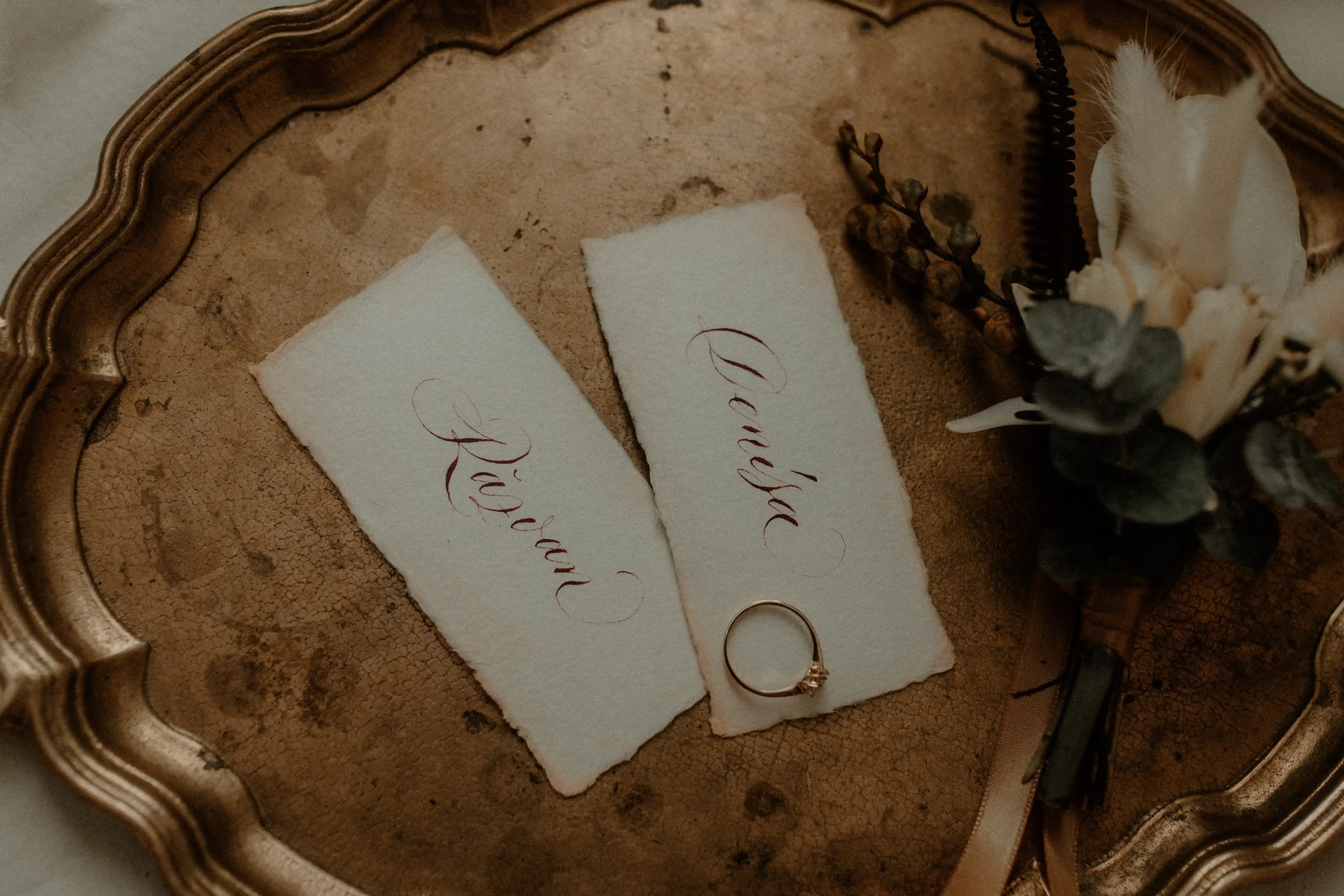 Place cards de nuntă pe hârtie artizanală