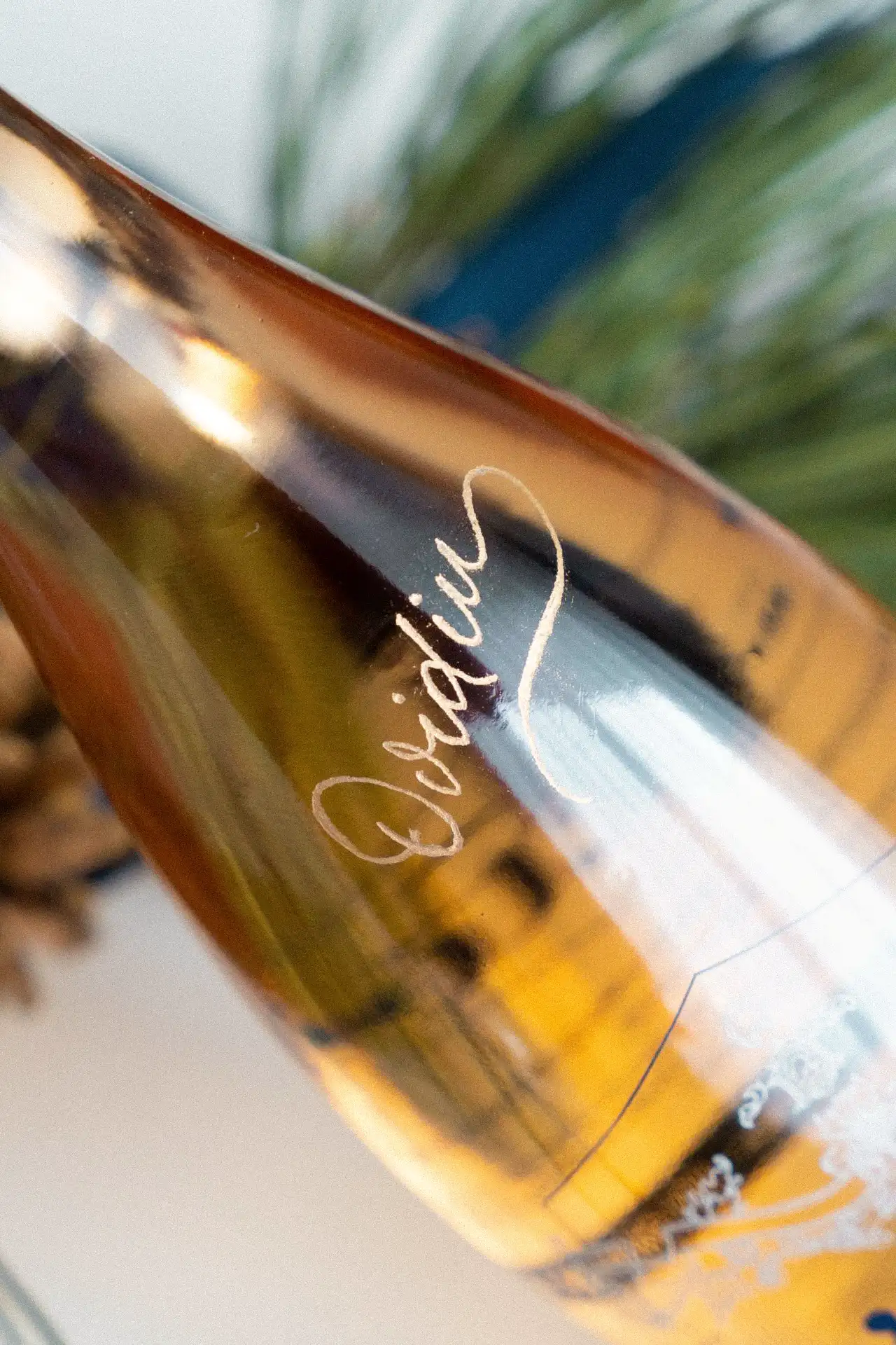 Sticlă de vin personalizată prin gravare caligrafică